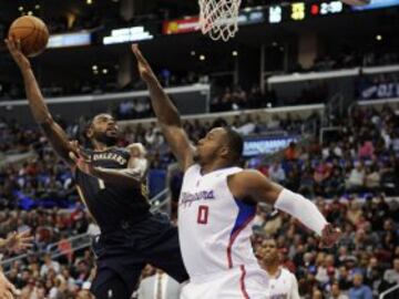 Tyreke Evans (New Orleans Pelicans) trata de anotar ante la defensa de Glen Davis (Los Angeles Clippers).