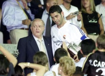 Fernando Hierro con Di Stéfano durante el Trofeo de Santiago Bernabéu de 2001.
 