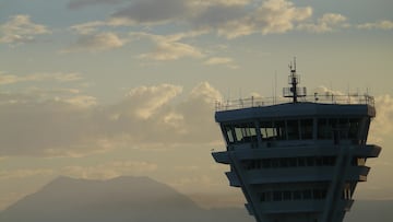 El drama de un controlador aéreo y su trabajo extra de repartidor para llegar a fin de mes: “El margen de error es cero”