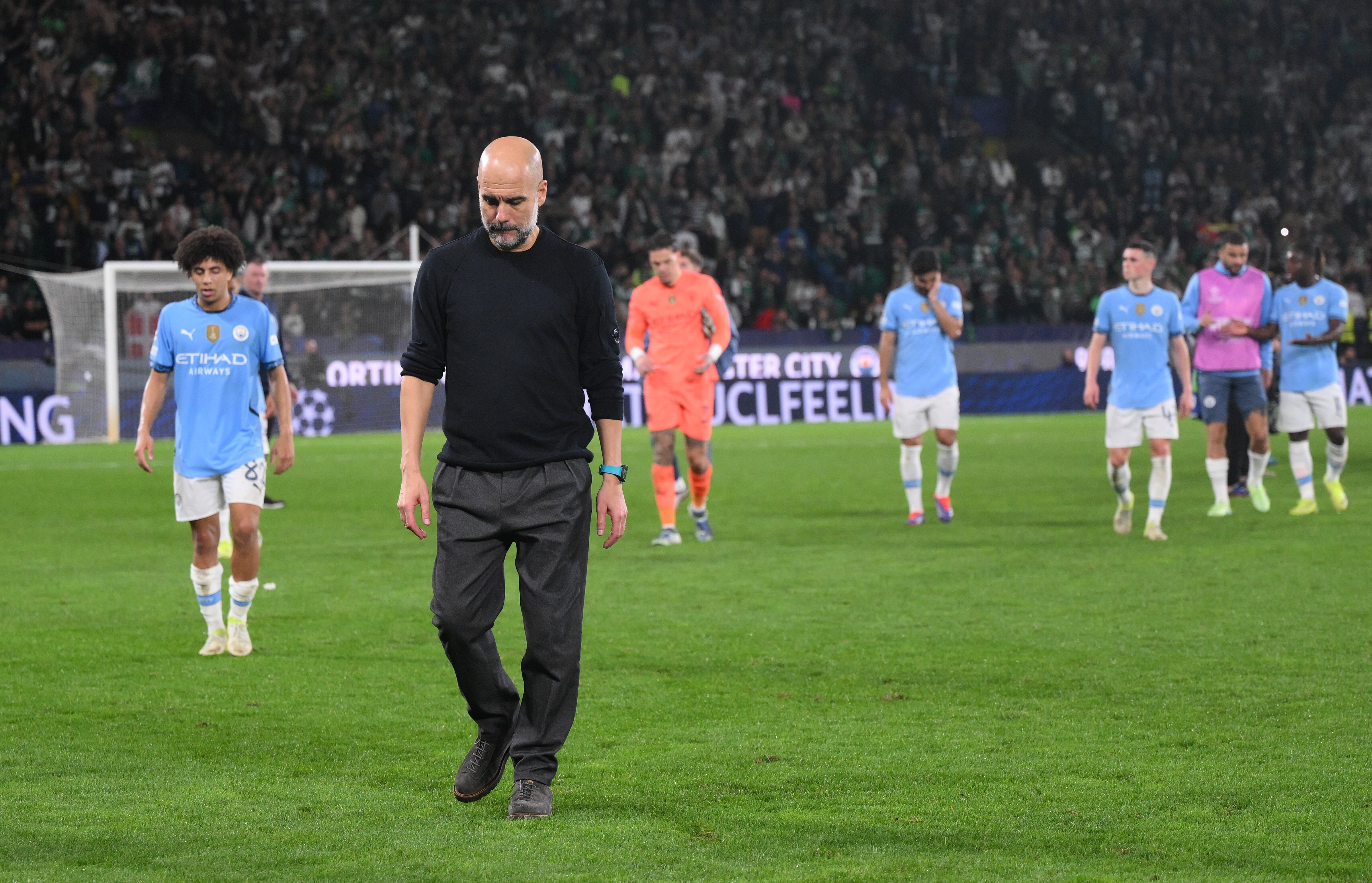 LISBOA, PORTUGAL - 5 DE NOVIEMBRE: El técnico del Manchester City, Pep Guardiola, parece triste al final del partido de la fase de liga MD4 de la Liga de Campeones de la UEFA 2024/25 entre el Sporting Clube de Portugal y el Manchester City en el Estadio José Alvalade el 20 de noviembre de 204. Lisboa, Portugal. (Foto de David Ramos - UEFA/UEFA vía Getty Images) TRISTE MANCHESTER CITY