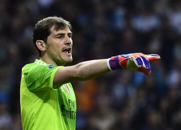 Iker llegó  a jugar 510 partidos defendiendo la camiseta del club blanco. En ellos consiguió 334 victorias. 