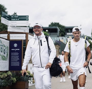 Mike James, a la izquierda, junto a Holger Rune, en Wimbledon. @mikejamestennis