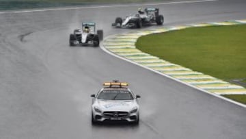 Lewis Hamilton y Nico Rosberg tras el safety car.