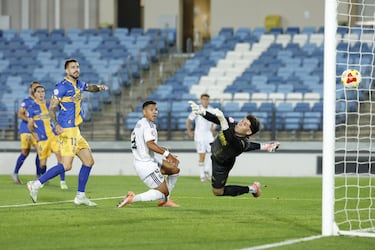 Loren Zúñiga se cena al Avilés 