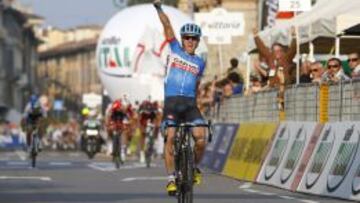 Dan Martin celebra en B&eacute;rgamo su victoria en el Giro de Lombard&iacute;a.