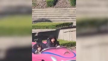 Gracioso momento a bordo de un bólido rosado como los colores de su actual equipo.