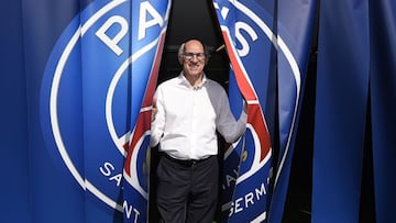 Bianchi posa con el escudo del PSG