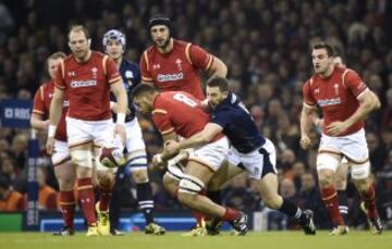 Gales-Escocia. Taulupe Faletau y Greig Laidlaw.