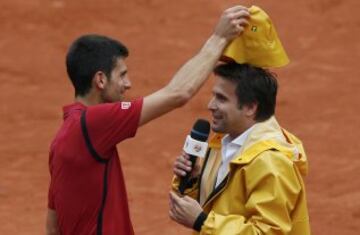 Novak Djokovic bromea con un periodista. 