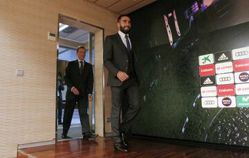 Carvajal emocionado en el acto de su renovación