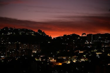 El sol aparece por Caracas tras una noche repleta de explosiones y ruidos de aviones de combate.