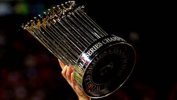 El trofeo del comisionado aguarda al ganador de las Series Mundiales entre Dodgers y Astros.