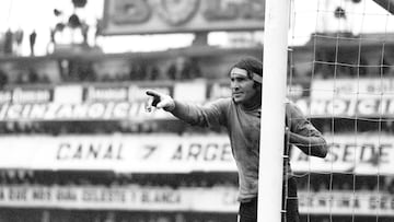 Der argentinische Torhüter Hugo Gatti dirigiert seine Vordermänner am 05.06.1977 vor 63.000 Zuschauern im Bombonera-Stadion in Buenos Aires. Die Fußballnationalmannschaft von Argentinien verliert das Länderspiel gegen Deutschland mit 1:3. Foto: Roland Witschel. +++(c) dpa - Report+++ (Photo by Roland Witschel/picture alliance via Getty Images)