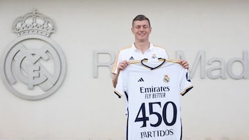 Toni Kroos posa con la camiseta-homenaje a sus 450 partidos con la elástica madridista.