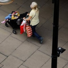 Un hombre pasea por el centro de Londres llevando solo una mascarilla