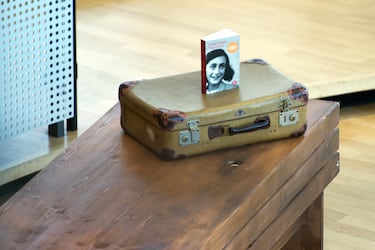 En 1947 se publica por primera vez El diario de Ana Frank, el conmovedor testimonio de la joven judía que narró su vida escondida durante la ocupación nazi. La obra, convertida en un símbolo universal contra la barbarie, reveló al mundo la voz íntima y valiente de una adolescente en tiempos de terror.