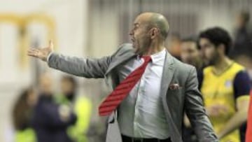 El entrenador del Rayo Vallecano Paco Jémez da instrucciones a sus jugadores durante el partido correspondiente a la vigésimo primera jornada de Liga de Primera División que disputan frnete al Atlético de Madrid en el campo de fútbol de Vallecas.