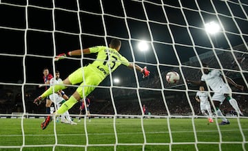 1-0. Error en el despeje de David Soria, tras el centro de Jules Koundé, deja el balón muerto en el área pequeña y Robert aprovecha para anotar en el minuto 18 de partido.