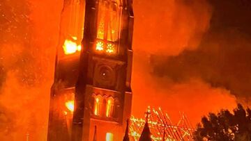 La iglesia de St Liborius, reconvertida en skatepark, en llamas. A finales de junio del 2023 en St Louis (Missouri, Estados Unidos).