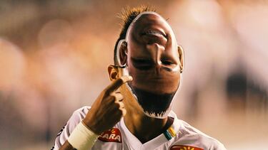 Santos FC se enfrentaba a Colo Colo el 6 de abril de 2011 durante la fase de grupos de la Copa Libertadores. Neymar ya era un joven estrella mundial, y el partido era muy tenso y accidentado (terminó con cinco expulsados en total, dos del Santos y tres del Colo Colo). Neymar anotó un golazo que puso el 3-0 en el marcador a favor del Santos. Para celebrar, se puso una careta con su propia cara que alguien de la hinchada le había pasado. El árbitro uruguayo Roberto Silvera le mostró la segunda tarjeta amarilla por la celebración.