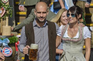 En Alemania, la cerveza es fundamental en la cultura social. Es, de facto, la bebida nacional. El Oktoberfest, el festival anual de la cerveza en Múnich, aglutina a un aproximadamente de 3 millones de personas y cuenta con la participación del Bayern Múnich. Es una tradición que la plantilla completa rente uno de los establecimientos durante la última tarde del festejo y, acompañados de sus familiares, disfrutan de las atracciones, la música y, por supuesto, los tarros de a litro.