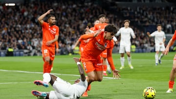 Jon Aramburu cometió dos penaltis sobre Vinicius en el Real Madrid-Real Sociedad disputado en el Santiago Bernabéu.