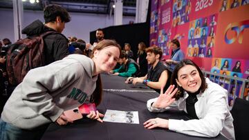 La cantante Chiara (d) posa con una fan durante la firma de discos de la edición Operación Triunfo 2023, en la Fira de Barcelona Montjuïc, a 27 de enero de 2024, en Barcelona, Catalunya (España). Operación Triunfo 2023, también conocido por sus siglas OT 2023, comenzó su duodécima edición del programa de televisión musical el 20 de noviembre de 2023 en directo, en la plataforma de streaming Prime Video.
27 ENERO 2024;OPERACIÓN TRIUNFO;MÚSICA;CONCURSO;DISCO;FIRMA;FANS
Kike Rincón / Europa Press
27/01/2024