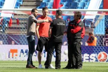 Saúl con Trashorras antes de comenzar el partido.