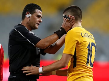 Yannick Carrasco y el árbitro Mohamed Farouk.