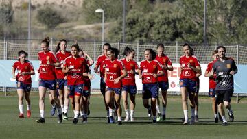  LAS ROZAS (MADRID), 13/05/2019.- Las jugadoras de la selecci&oacute;n espa&ntilde;ola de f&uacute;tbol femenina durante el entrenamiento de cara al partido amistoso del viernes contra Camer&uacute;n en Guadalajara. 