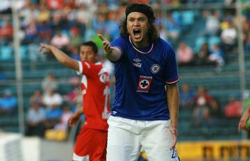 Jugó 31 partidos y anotó un gol para Cruz Azul durante el año 2011. Tras ese paso regresó a la U. de Chile.