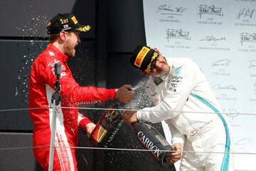 Sebastian Vettel celebrando la victoria Lewis Hamilton en el pódium.