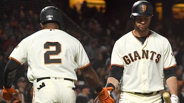 SAN FRANCISCO, CA - MAY 11: Denard Span #2 of the San Francisco Giants is congratulated by Brandon Belt #9 after Span hit a solo home run against the Cincinnati Reds in the bottom of the fifth inning at AT&T Park on May 11, 2017 in San Francisco, California. Thearon W. Henderson/Getty Images/AFP
== FOR NEWSPAPERS, INTERNET, TELCOS & TELEVISION USE ONLY ==