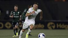 Maximiliano Silvera corre con el bal&oacute;n en el partido contra Santos