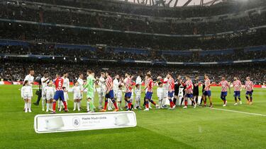 Saludo inicial de los equipos.
