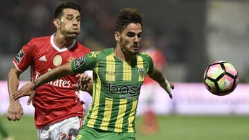 . Tondela (Portugal), 13/08/2016.- Miguel Cardoso of Tondela (R) fights for the ball with Benfica's Pizzi during their Portuguese First League soccer match held at Joao Cardoso Stadium, Tondela, Portugal, 13 August 2016. EFE/EPA/NUNO ANDRE FERREIRA