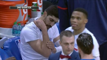 Enes Kanter, tras auto-romperse el antebrazo derecho.