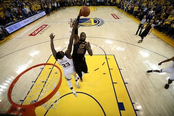 LeBron James realizando un mate sobre Green.