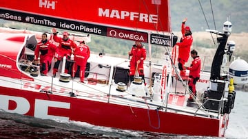 El 'Mapfre' criuza la línea de meta en Hong Kong, cuarto en la etapa.