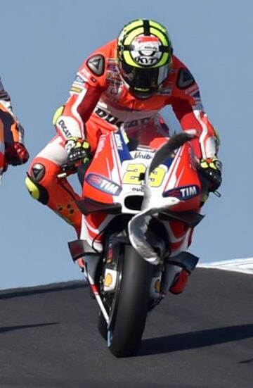 Tremendo susto para Andrea Iannone, que lideraba el pelotón de cabeza cuando, en la bajada de la curva 10, impactó con una gaviota que paseaba por allí tranquilamente hasta la llegada de las MotoGP. Pareció en un primer momento que el pájaro impactó en la cabeza del italiano, pero en la secuencia fotográfica captada por el español Jaime Olivares se ve que da en el carenado de la Ducati, yendo a parar numerosas plumas del ave a un Lorenzo al que se le manchó el mono de sangre. Son habituales los atropellos de gaviotas en Phillip Island, pero pocas veces se ven en plena carrera y con el líder de carrera implicado, que reconoció llevarse un buen susto.