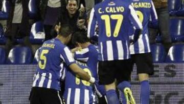 <b>PIÑA. </b>Los jugadores del Hércules abrazan a Tote, arrodillado, tras marcar el golazo de la tarde.