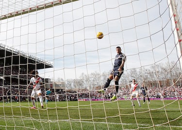 Gol anulado al delantero español del Real Madrid, Joselu. El balón salió por la línea de fondo cuando lo tenía Lucas Vázquez en sus pies.