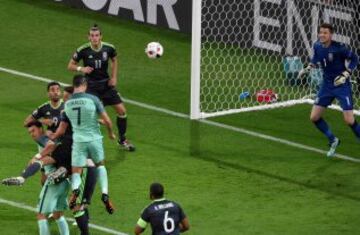 Cristiano marca de cabeza el 1-0 para Portugal durante la semifinal de la Eurocopa contra Gales.