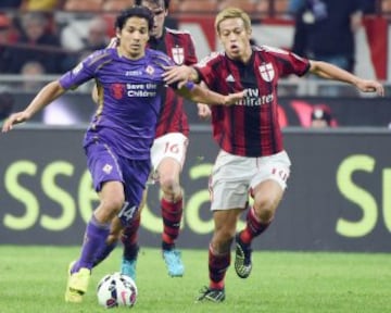 Mati Fernández lucha la pelota con Keisuke Honda. Fiorentina y Milan igualaron 1-1. 