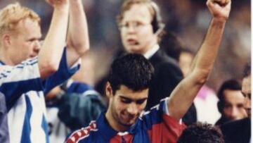 Guardiola celebra el pase a la final con Koeman por detr¨¢s despu¨¦s de intercambiar la camiseta con un jugador del Oporto.