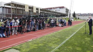 Rubiales comparece ante los periodistas en la Ciudad Deportiva de Las Rozas.