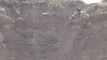 El piloto canadiense de MTB Brandon Semenuk justo antes de un gran drop en un acantilado del desierto de Virgin (Utah) durante el Red Bull Rampage 2019 de Mountain Bike Freeride.