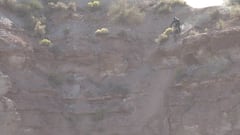 El piloto canadiense de MTB Brandon Semenuk justo antes de un gran drop en un acantilado del desierto de Virgin (Utah) durante el Red Bull Rampage 2019 de Mountain Bike Freeride.