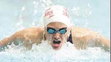 <b>TRIUNFADORA.</b> María Peláez ganó ayer en la piscina de 25 metros.