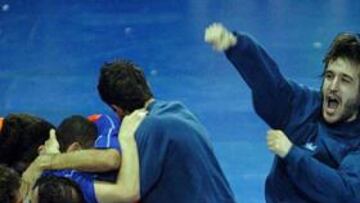 <b>A LA FINAL. </B>El Azkar luchará por el título gracias a un gol de oro en la prórroga.